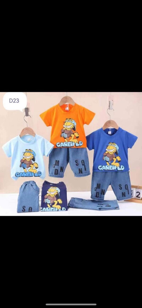 Crew Neck Cat Printed Short Sleeve Boy T-Shirt  and jeans